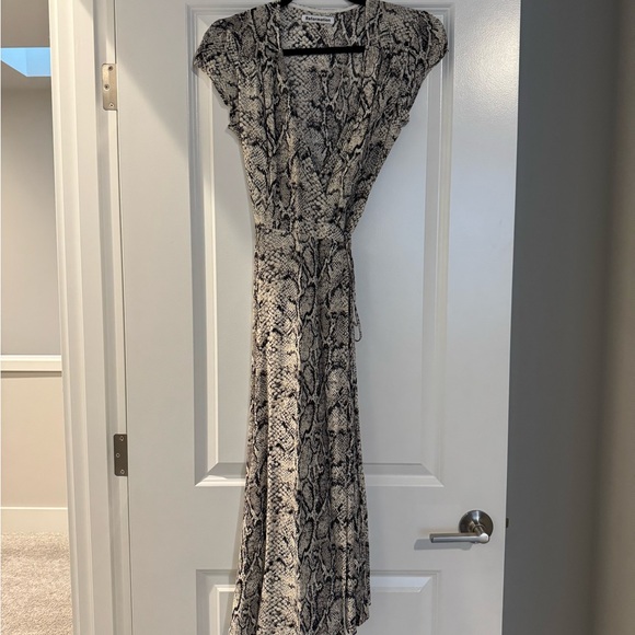 Elegant Snake Print Wrap Dress - Picture 2 of 8